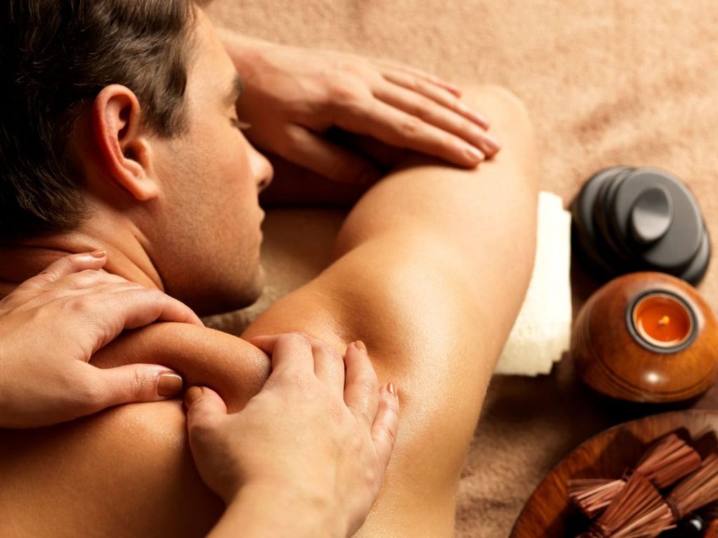 Movimiento fundamental del petrissage en hombre para masaje sueco