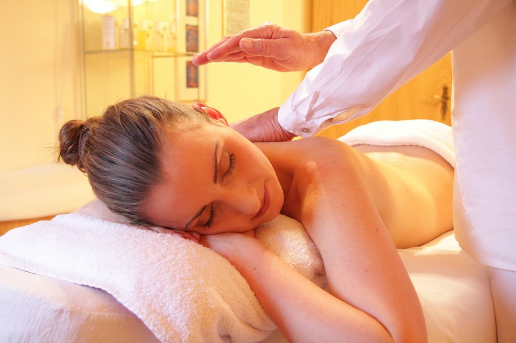 Mujer realizándose un masaje californiano para una vida sana