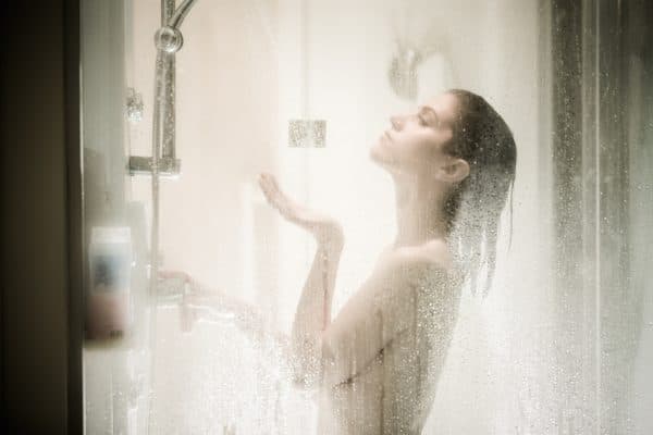 Contractura espalda: ducharse con agua caliente