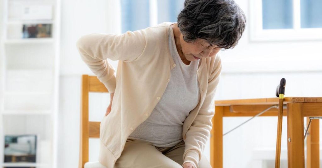 Causas del dolor de espalda en personas mayores