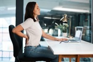 Como aliviar el dolor de espalda por estar sentado: consejos y ejercicios para evitar el sedentarismo